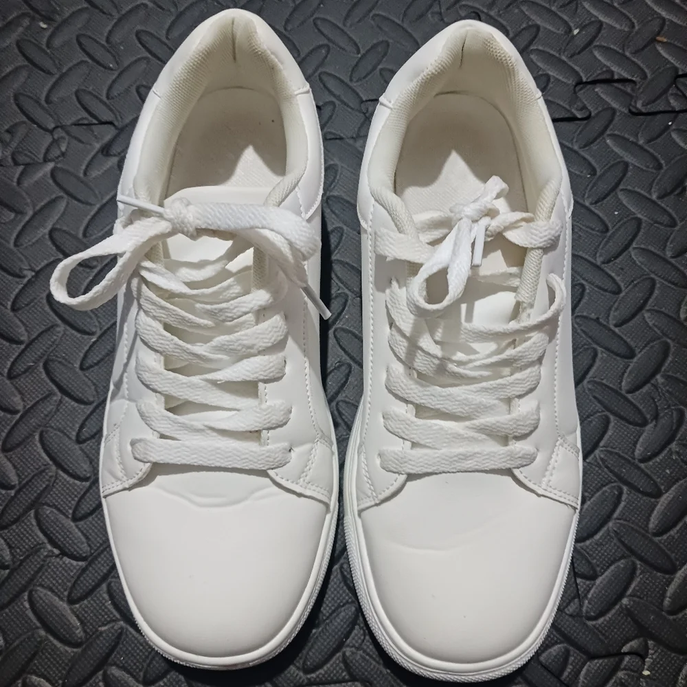 Women White Round Toe Basic Sneakers